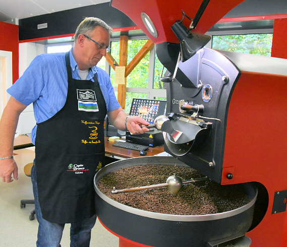 Wir verarbeiten nicht nur unseren eigenen Kaffe, gerne rösten wir auch für Sie Ihren Kaffee. Wir beraten Sie über Sorten, Mischungen und unsere besonderen Röstverfahren.